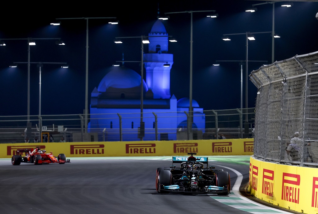Lewis Hamilton startet in Saudi-Arabien vpn der Pole Position (Photo: dpa)