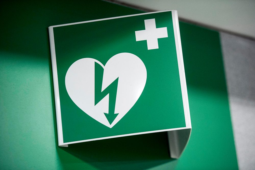 Hinweisschild Defibrillator (Illustrationsbild: Jonas Hamers/Belga)