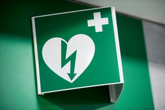Hinweisschild für einen Defibrillator