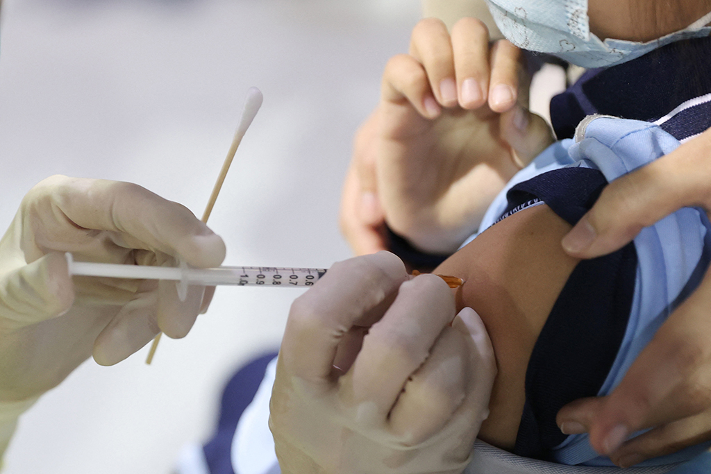 Corona-Impfung bei Kind (Bild: STR/AFP)