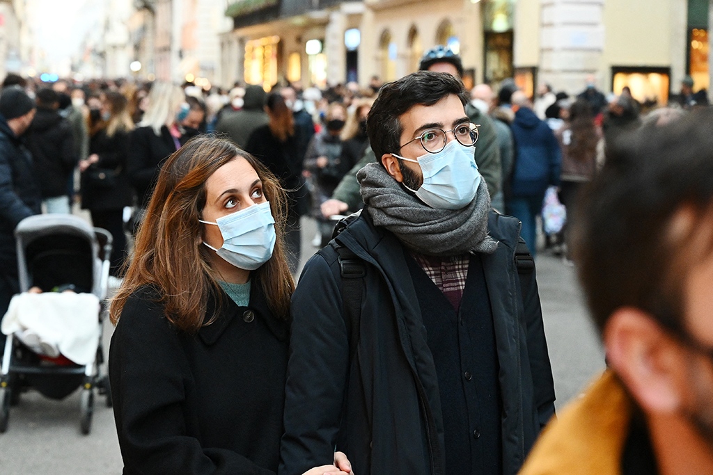 Auch im Freien gilt in Italien die Maskenpflicht (Bild: Vincenzo Pinto/AFP)