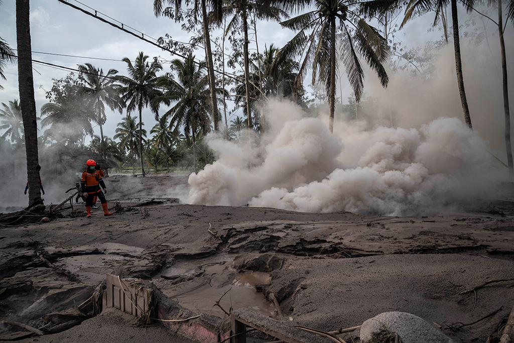Bei dem Vulkanausbruch auf Java sind mindestens 13 Menschen ums Leben gekommen (Bild: Juni Kriswanto/AFP)