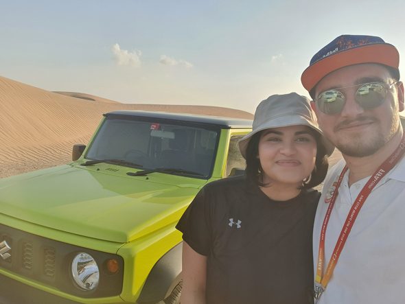 Jeremy Offermann und seine Freundin auf Wüstensafari (Bild: privat)