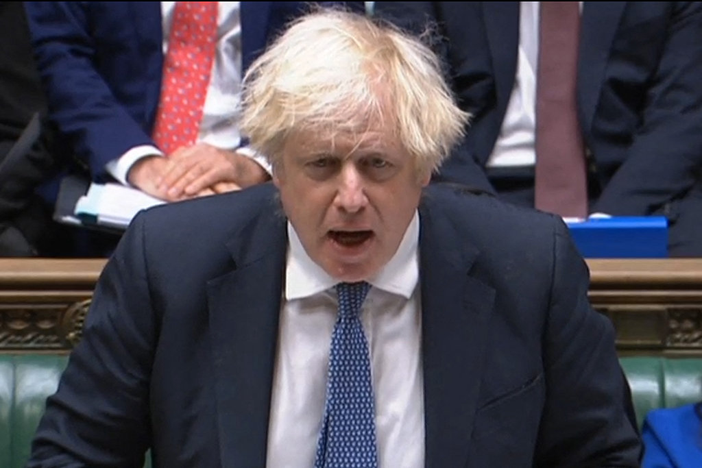 Boris Johnson reagiert im britischen Parlament auf die Vorwürfe (Bild: AFP Photo/PRU)