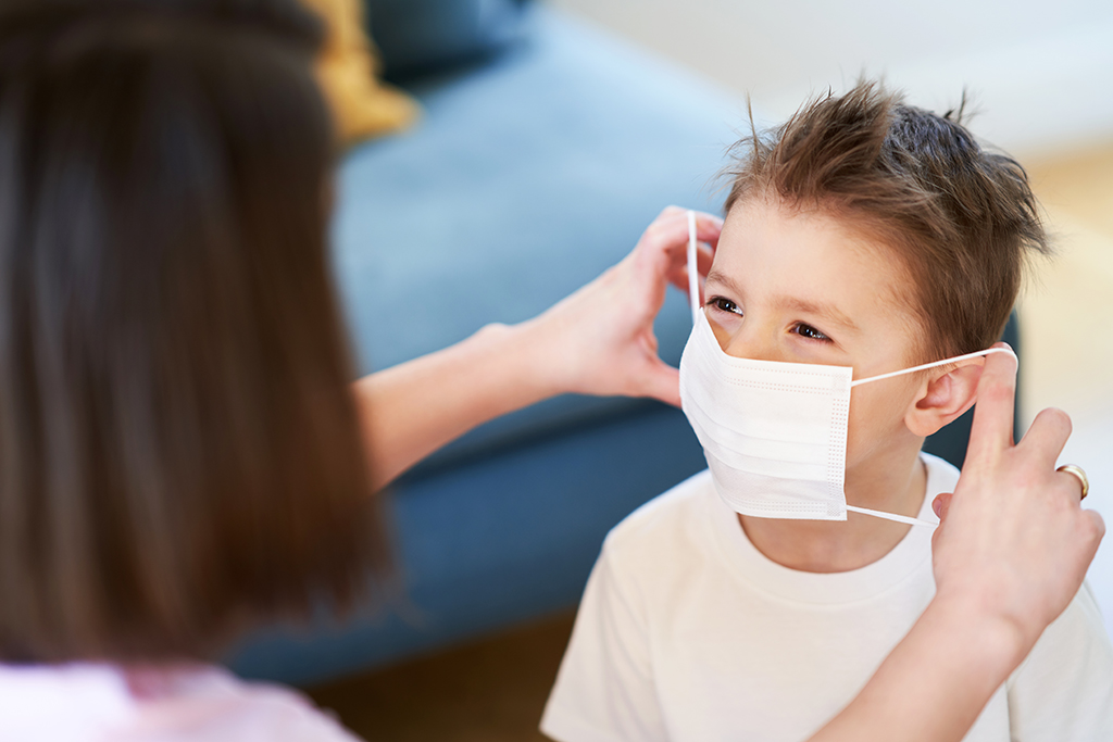 Kind mit Mund-Nasen-Schutz