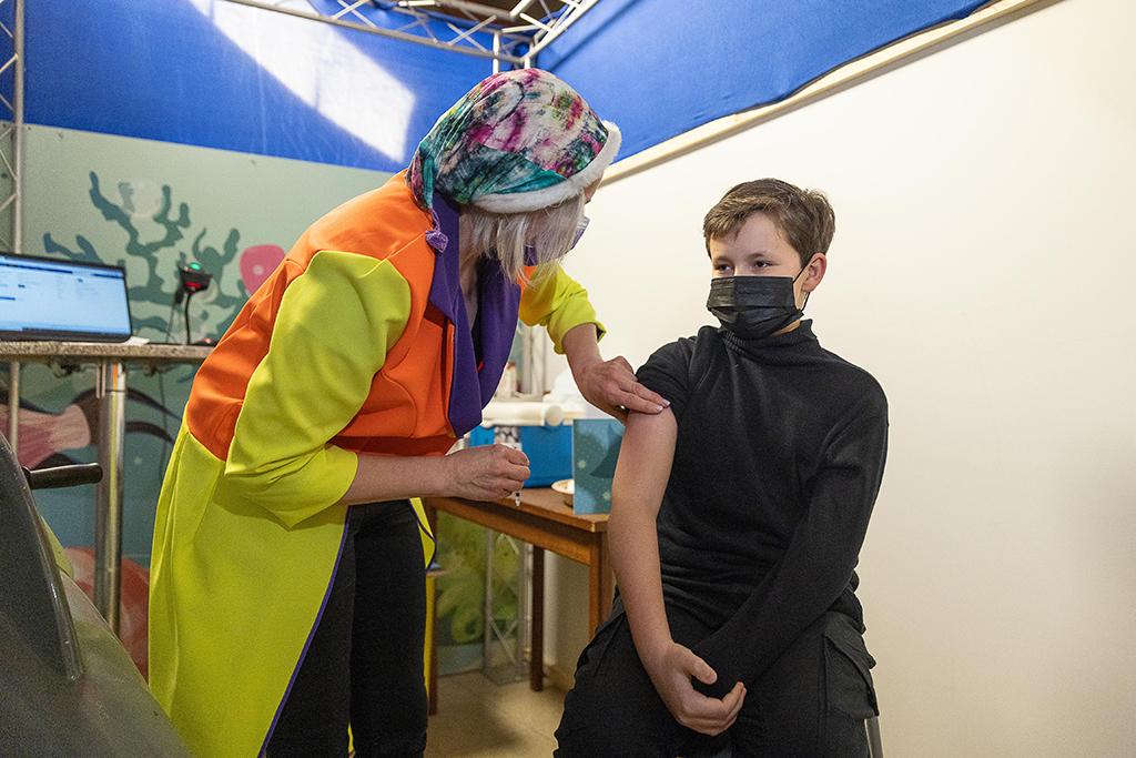 Lou Vanvaerenbergh ist das erste Kind unter zwölf, das zum Start der Kinder-Impfkampagne in Belgien eine Corona-Impfung erhalten hat (Bild: James Arthur Gekiere/Belga)