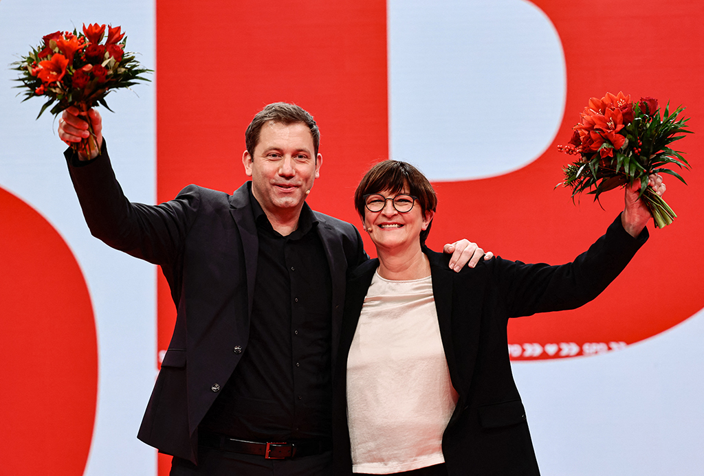 Lars Klingbeil und Saskia Esken zur neuen SPD-Doppelspitze gewählt (Bild: Hannibal Hanschke/AFP)
