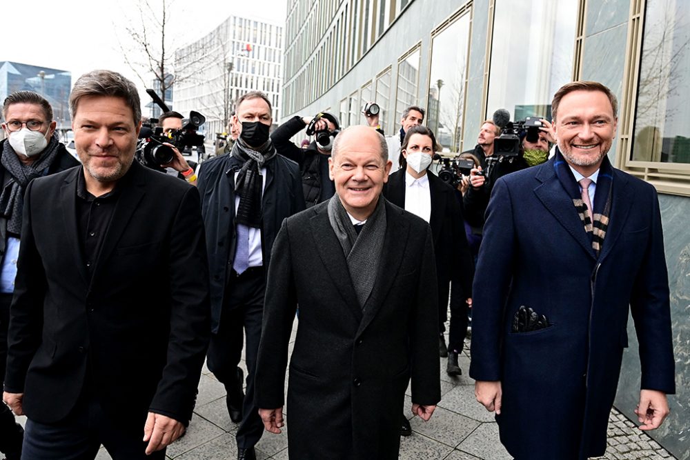 Robert Habeck (Grüne), Olaf Scholz (SPD) und Christian Lindner (FDP) nach der Unterzeichnung (Bild: Tobias Schwarz/AFP)