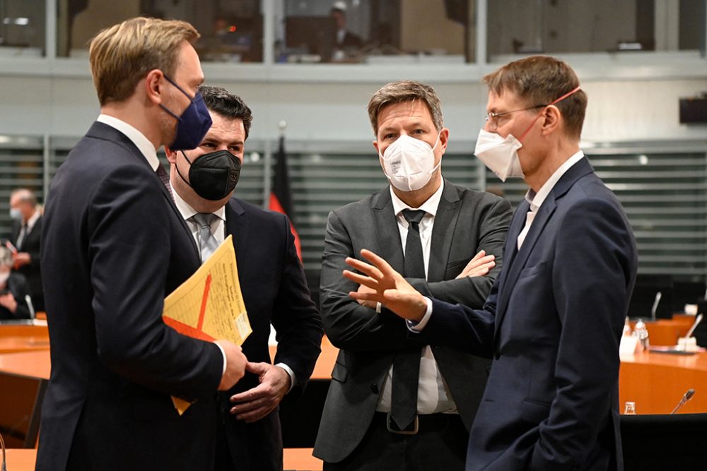 Karl Lauterbach (r) mit seinen Ministerkollegen Christian Lindner, Hubertus Heil und Robert Habeck am Mittwoch in Berlin (Bild: Ina Fassbender/AFP)