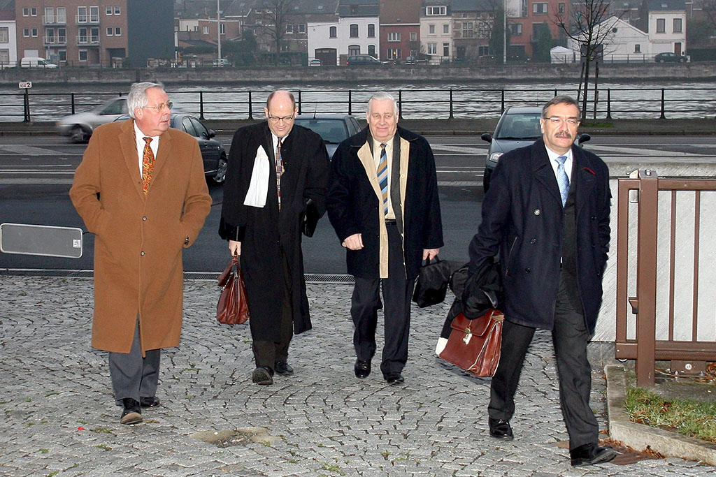 Michel Lebeau (r.) mit Günter (l.) und Matias Falkenberg (2.v.r.) und Anwalt Adrien Masset 2006 (Bild: Michel Krakowski/Belga)