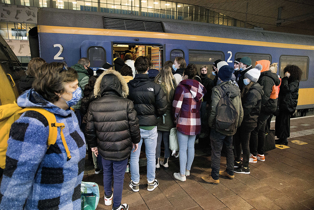 "Lockdownmigranten" aus den Niederlanden steigen in Rotterdam in den Zug nach Antwerpen (Bild: Arie Kievit/ANP/AFP)