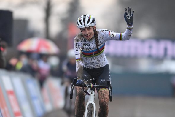 Lucinda Brand fährt in Dendermonde den nächsten Cyclocross-Weltcup-Sieg ein (Bild: David Stockman/Belga)
