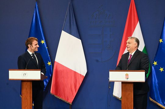 Emmanuel Macron und Viktor Orban in Budapest (Bild: Attila Kisbenedek/AFP)