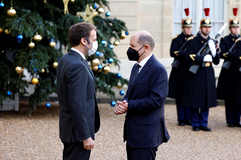 Emmanuel Macron und Olaf Scholz am Freitag in Paris (Bild: Ludovic Marin/AFP)
