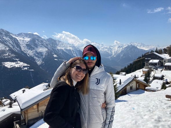 Melina Becker mit ihrem Freund in der Schweiz (Bild: privat)