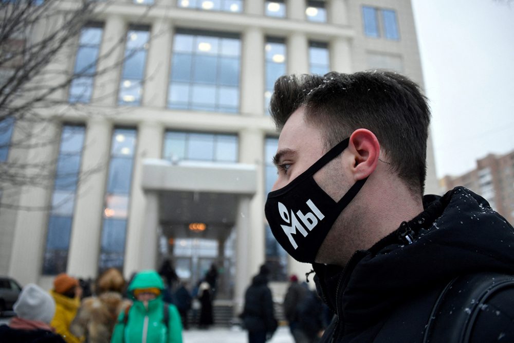 Vor dem Gerichtsgebäude in Moskau warteten Unterstützer von Memorial International auf den Urteilsspruch (Bild: Alexander Nemenov/AFPà