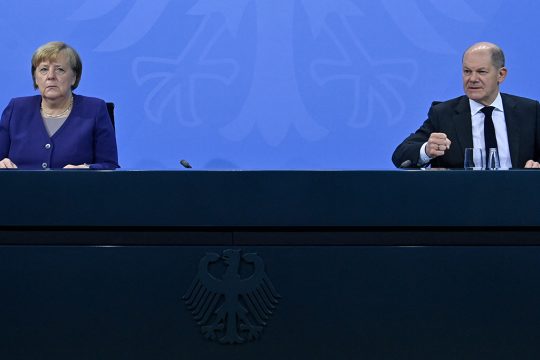 Noch-Kanzlerin Angela Merkel und Bald-Kanzler Olaf Scholz verkünden die neuen Corona-Beschlüsse (Bild: John MacDougall/Pool/AFP)