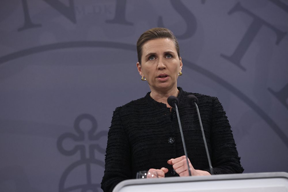 Dänemarks Premierministerin Mette Frederiksen bei der Vorstellung der neuen Corona-Maßnahmen (Bild: Olafur Steinar/Gestsson Scanpix/AFP)