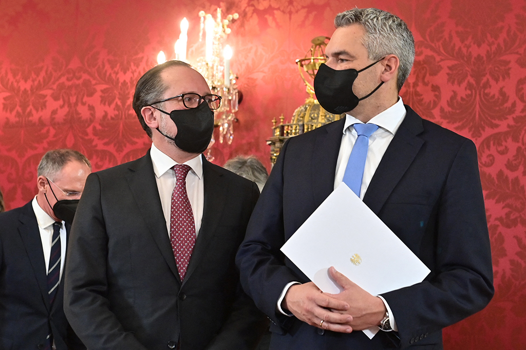 Österreichs neuer Kanzler Karl Nehammer (re.) an der Seite vom scheidenden Kanzler und neuen Außenminister Alexander Schallenberg (Bild: Joe Klamar/AFP)