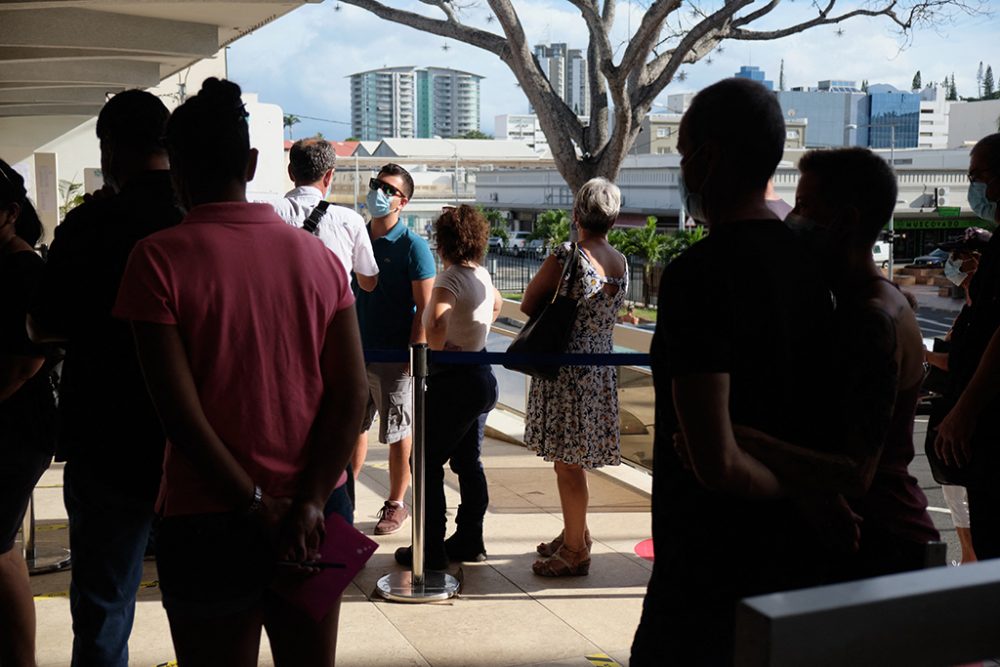 Schlange vor einem Abstimmungslokal in Noumea (Bild: Theo Rouby/AFP)