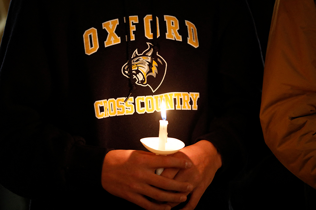 Trauer nach Schusswaffen-Angriff an der High School in Oxford im US-Bundesstaat Michigan (Bild: Jeff Kowalsky/AFP)