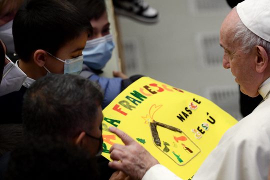 Papst Franziskus bei einer Audienz mit den Angestellten des Vatikans und deren Familien (Bild: Filippo Monteforte/AFP)