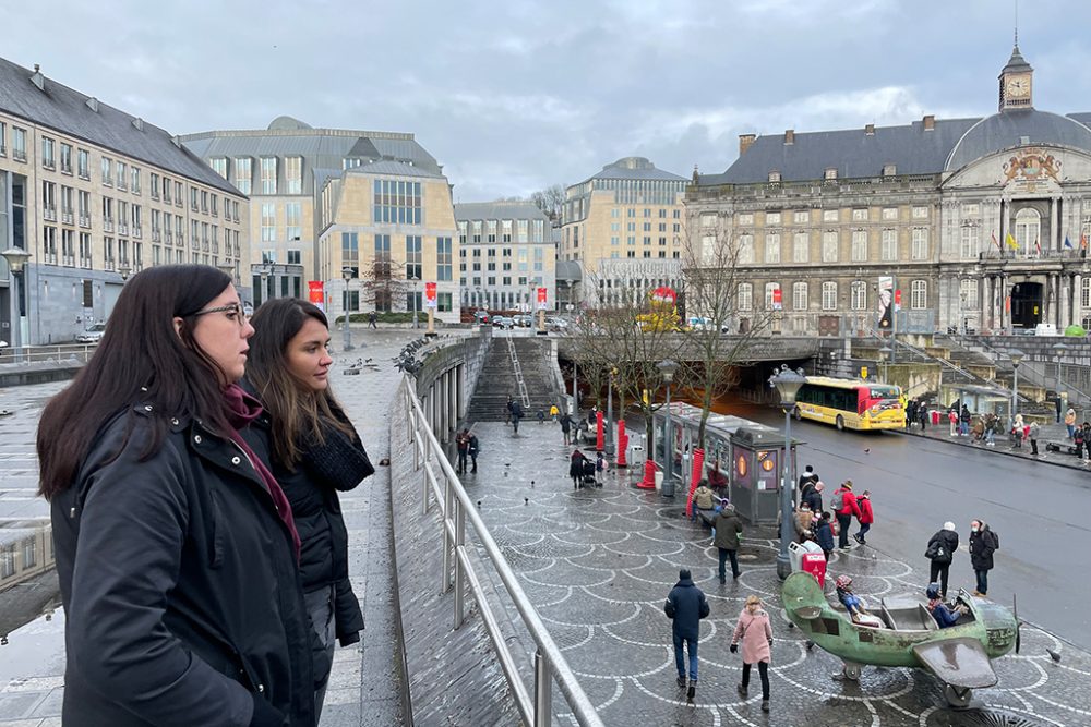 Emilie Schür und Caroline Servais haben zehn Jahre nach dem Anschlag nochmal gemeinsam die Place Saint-Lambert in Lüttich besucht (Bild: Michaela Brück/BRF)