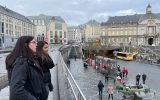 Emilie Schür und Caroline Servais haben zehn Jahre nach dem Anschlag nochmal gemeinsam die Place Saint-Lambert in Lüttich besucht (Bild: Michaela Brück/BRF)