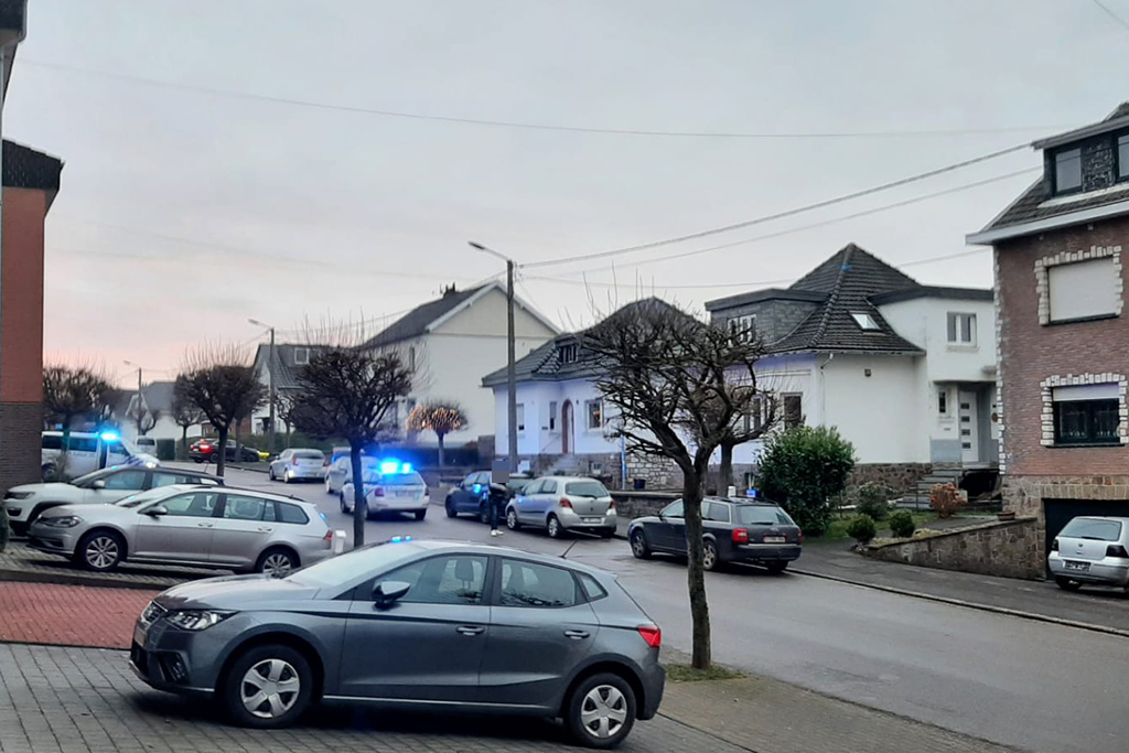 Polizeieinsatz in der Straße Obere Ibern in Eupen (Bild: Andreas Lejeune/BRF)