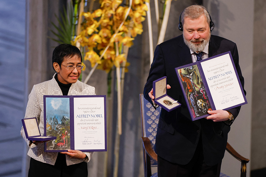 Maria Ressa und Dmitri Muratow haben den diesjährigen Friedensnobelpreis erhalten (Bild: Odd Andersen/AFP)