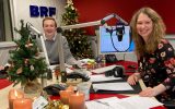 Die Weihnachtsbasar-Moderatoren Robin Emonts und Lena Orban (Bild: BRF)