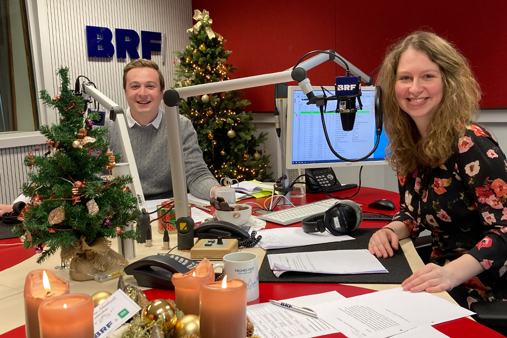 Die Weihnachtsbasar-Moderatoren Robin Emonts und Lena Orban (Bild: BRF)