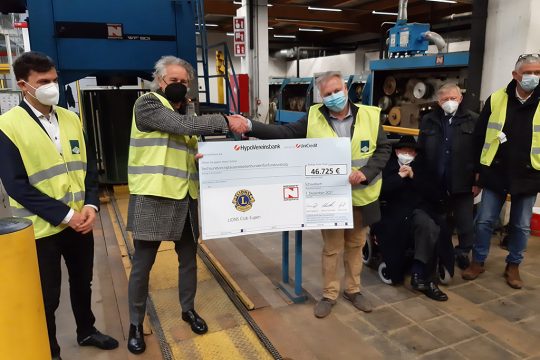 Bernd Lohmüller von Niehoff überreicht Serge Förster vom Lions Club Eupen den Scheck (Bild: Manuel Zimmermann/BRF)