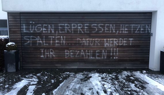 Schmiererei am Garagentor von Pascal Arimont (Bild: Privat)