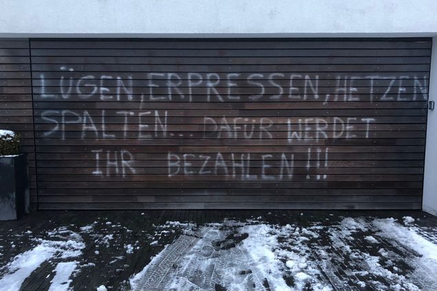 Schmiererei am Garagentor von Pascal Arimont (Bild: Privat)