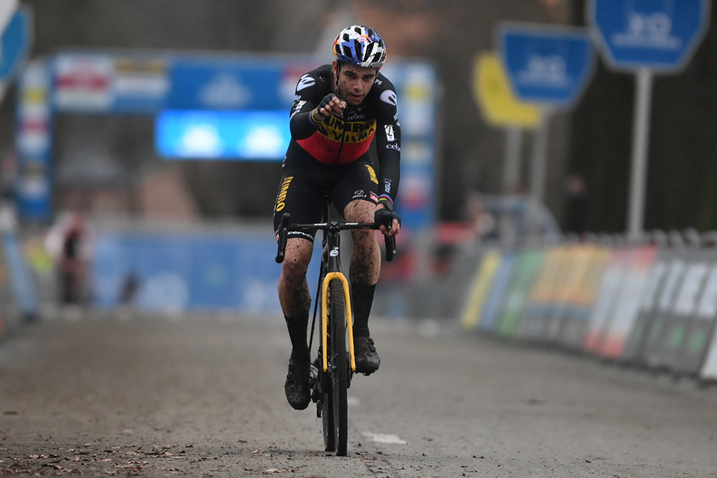 Gewohntes Bild: Wout Van Aert überquert als Erster die Ziellinie (Bild: David Stockman/Belga)