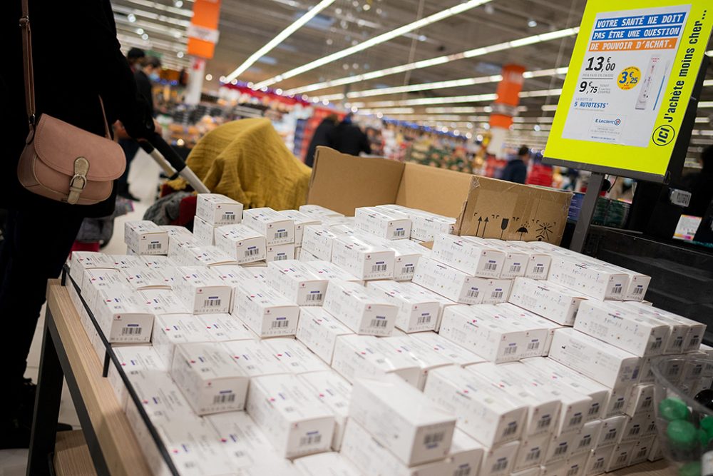 Selbsttests in großen Mengen in einem französischen Supermarkt in Saint-Herblain (Bild: Loic Venance/AFP)