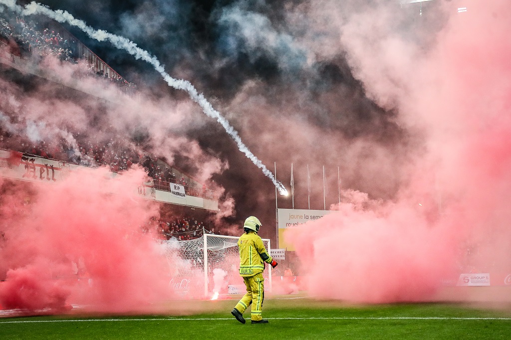 Rauchbomben beim Spiel zwischen Standard Lüttich und Charleroi (Bild: Bruno Fahy/Belga)