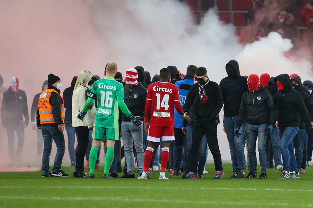 Ausschreitungen bei Standard Lüttich-Spiel (Bild: Virginie Lefour/Belga)