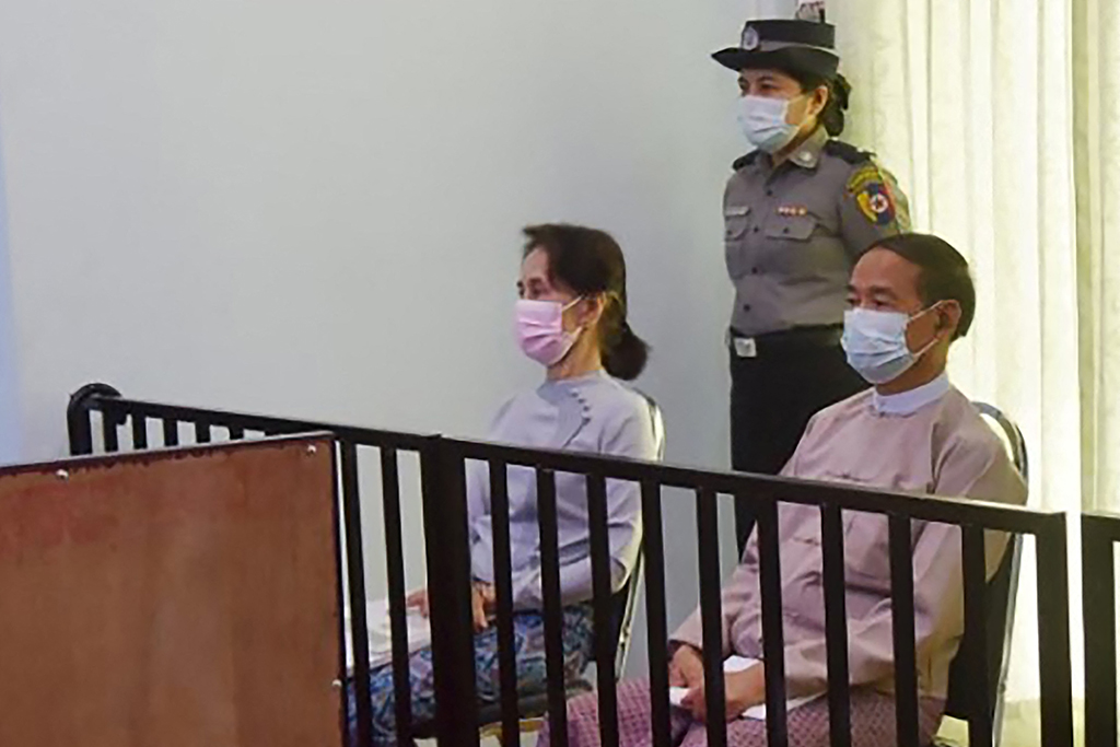 Aung San Suu Kyi (l) vor Gericht (Archivbild: AFP)
