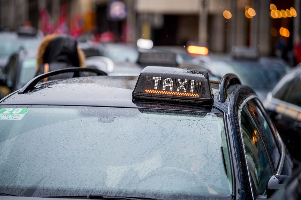 Schwarzes Taxi steht in verstopfter Straße