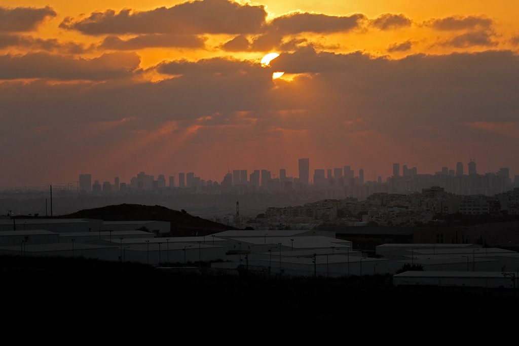 Sonnenaufgang in Tel Aviv (Bild: Ahmad Gharabli/AFP)