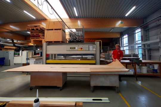 Töller stellt Nato-Tisch her (Bild: Raffaela Schaus/BRF)