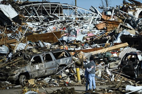 Mit am heftigsten von den Tornados in Mitleidenschaft gezogen wurde die Stadt Mayfield im US-Bundesstaat Kentucky (Bild: Brendan Smialowski/AFP)