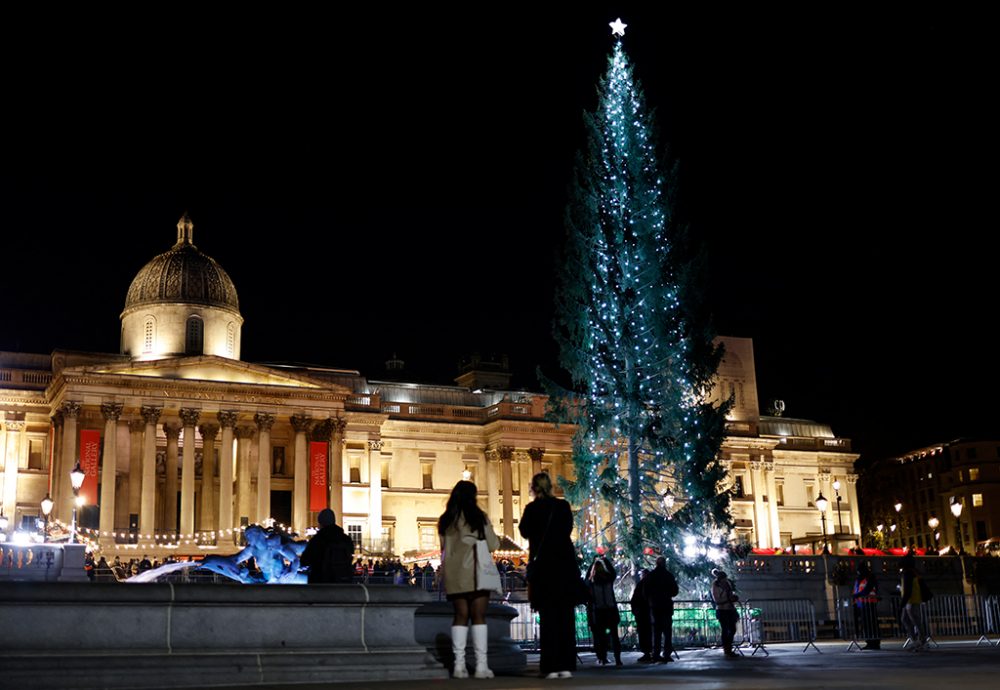 Weihnachtsbaum auf dem Trafalgar Square in London (Bild: Tolga Akmen/AFP)