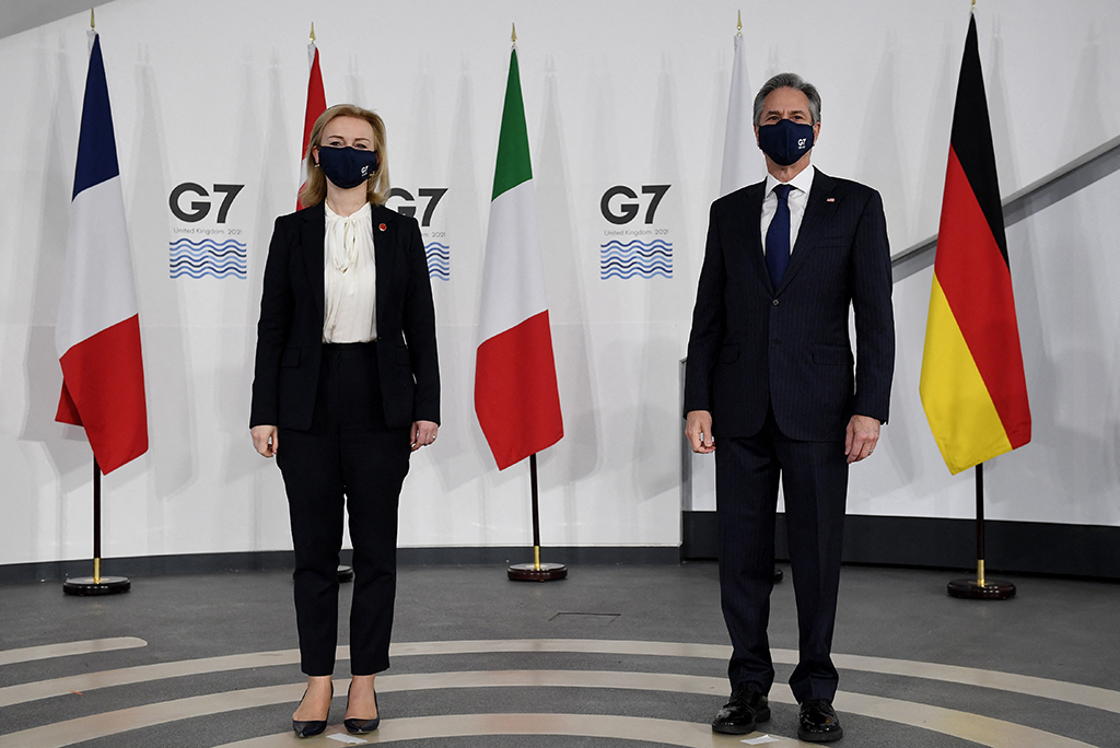 Die britische Außenministerin Liz Truss und ihr US-Amtskollege Antony Blinken beim G7-Gipfel in Liverpool (Bild: Olivier Douliery/Pool/AFP)