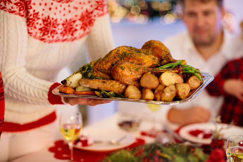 Familie beim Weihnachtsessen