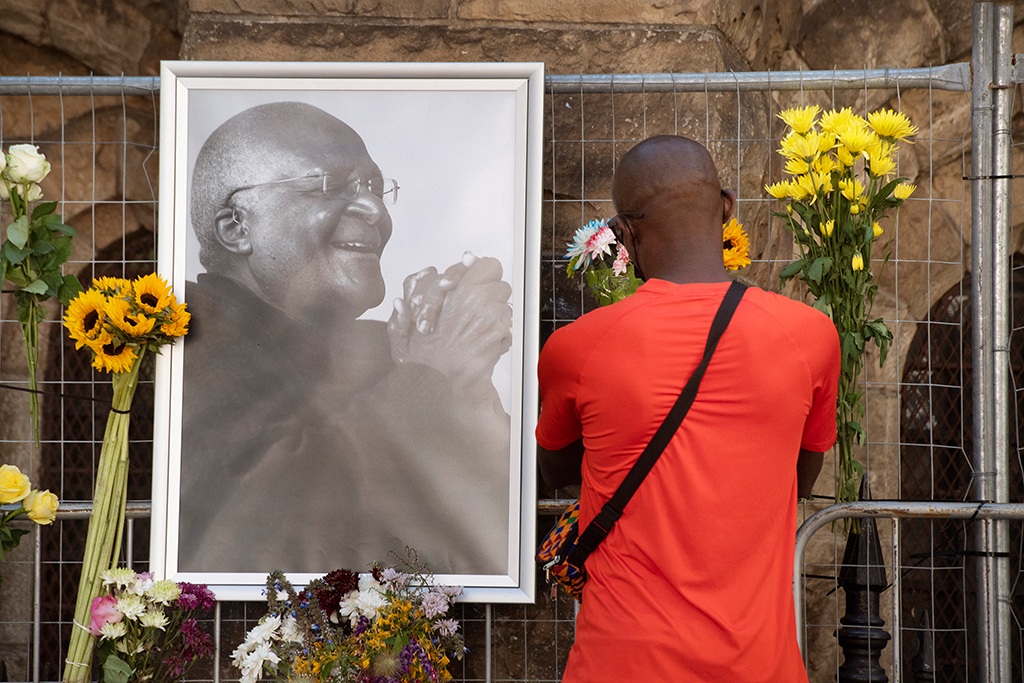 Blumen für Desmond Tutu in Kapstadt (Bild: Rodger Bosch/AFP)