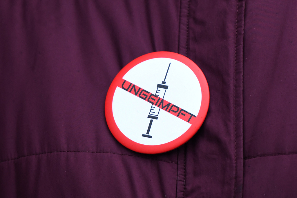 Ungeimpft-Button eines Demonstranten gegen die Corona-Regeln (Archivbild: Ina Fassbender/AFP)