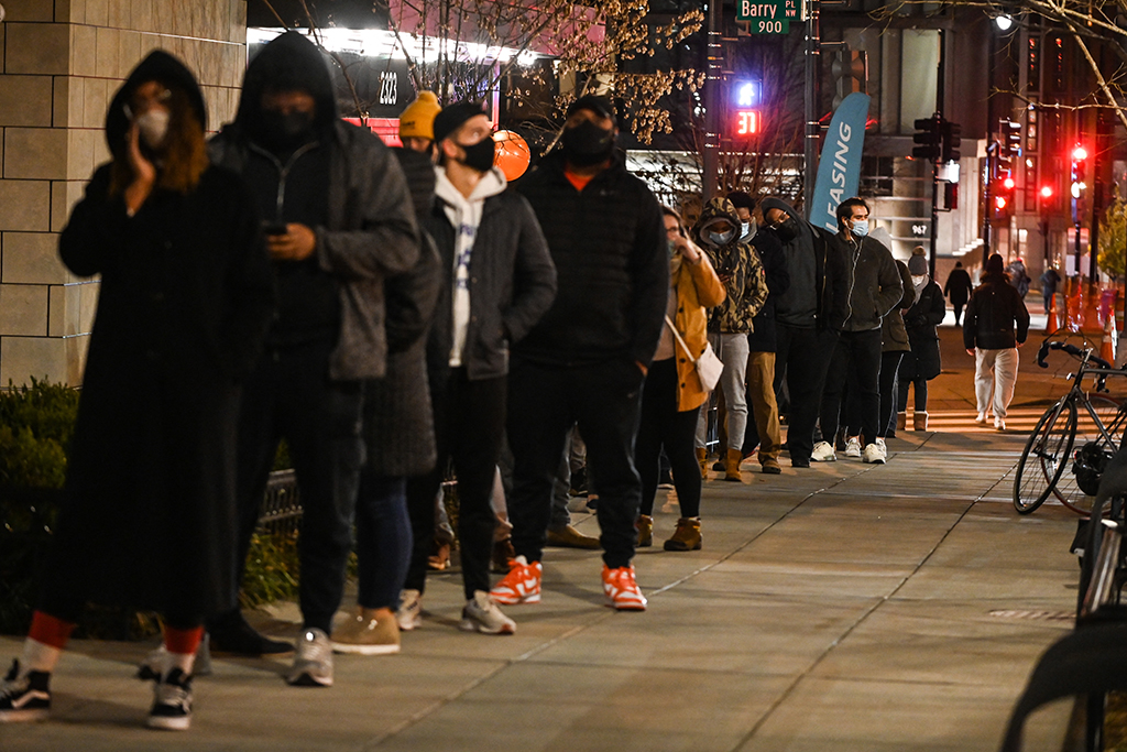 Menschenschlange vor einem Covid-Testzentrum in Washington (Bild: Roberto Schmidt/AFP)